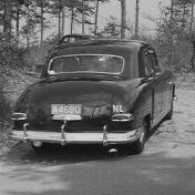 Kenteken: A 4680; Kaiser Frazer, foto: Still uit GAVA-film AV0456