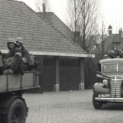 Kenteken: A 16256; Chevrolet, foto: still uit de film "Is Groningen Paraat?" S.J. Bakker, J.M. Heres Diddens-Zegerink ten Rodengate Marissen, 1940, coll. GrA (2209AV0019)