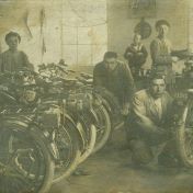 Kenteken: A 1345; Harley Davidson,  Werkplaats van F.A. Bergman aan de Hoofdstraat ca. 1920, foto: <a href='http://www.oudterapel.nl' target='_blank'>Website Oud Ter Apel</a>