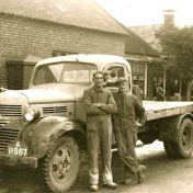 Kenteken: A 11987; Libbe van der Veen en Siep Reintjes naast de Dodge, 1950 foto: J. Smits