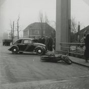 Kenteken: A 34403; Volkswagen,  Julianabrug Veendam 21-01-1951, aanrijding mevrouw Duintjer, foto: collectie Veenkoloniaal Museum (vm 7.3 Po On 11)