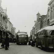 Kenteken: A 38045; Crossley, Kerkstraat Veendam, 16-02-1954, foto: collectie Veenkoloniaal Museum (vm 7.3 Po On 24)