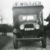 Kenteken: A 20467; F. Wiltjer met zijn Ford, 1938, foto: archief W. Mollema
