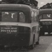 Kenteken: A 29148; Friese kant Afsluitdijk, Radfahrer-Abteilung Wehrmacht in gevorderde bussen (A-29148 en A-9527) 30-05-1940, foto: uitsnede 2437_1241.jpg