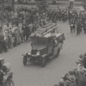 Kenteken: A 14713; Chevrolet, Groningen, optocht t.g.v. het 50-jarig jubileum van de Groningse brandweer, 1934, foto: still uit de film 'Groninger Brandweer – Brand! C.R. Tiddens, 1934-1937', coll. GrA (2209-AV0263)