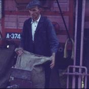 Kenteken: A 37475; Dorsmachine bij Heringa, Harkstede, foto: still uit de film "Uit de oude haverkist", deel I, J.K. Wiersema, 1950-1960, coll. GrA (2209-AV0723)