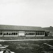 Kenteken: A 6771; Hudson, Loppersum, Badweg, de openbare ULO School, 1956 (2687-1309); Fotograaf: W.F. Pastoor