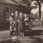 Kenteken: A 9761; De familie Faber voor de Chevrolet, foto: P. Faber