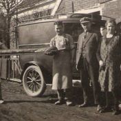 Kenteken: A 17316; Ford, bakkers tonen reuzebrood aan de zijkant van de winkel van bakker/kruidenier Laninga, foto: Historische vereniging Ten Post (hvtp0947)
