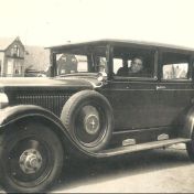 Kenteken: A 19036; Opel voor de winkel, Stadskanaal, 1935, foto: B. Haak