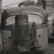 Kenteken: A 11663; De Kromhoutbus (rechts) op het Zuiderdiep, 1941, foto: still uit de film "Groningen in oorlogstijd 1940-1945", J.W. van Dam, coll. GrA. (2209-AV0119)