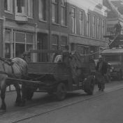 Kenteken: A 9260; GMC, Groningen, Nieuwe Ebbingestraat: aanleg bovenleiding trolleybus, 1949 (1785-17602)