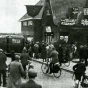 Kenteken: A 21880; uitsnede foto "Moatst ris sjen"