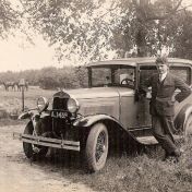 Kenteken: A 14319; Garmt Leeuw bij zijn Ford, foto B. van Dam