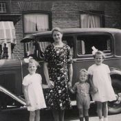 Kenteken: A 17316; Mevrouw Hylkje Laninga-Wijma met dochters Alie, Tine en zoon Kees de Ford bij de bakker- en kruidenierswinkel, B Kuiperweg-1, foto: Historische vereniging Ten Post (hvtp0957)