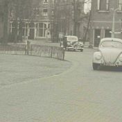 Kenteken: A 37869; Dokter van der Zwaag in zijn Volkswagen bij het Academisch Ziekenhuis in Groningen, foto: still uit de film "Een dag in de chirurgische kliniek", Foto-kino Wedema & Dijk, Bosman (regie), 1950 coll. GrA (2209-AV0472)