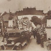 Kenteken: A 10020; Chevrolet, Schoolfeest Siddeburen, foto: "Het Noorden in Woord en Beeld" 12-07-1935
