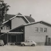 Kenteken: A 27138; Veendam, Postkantoor, 13-07-1955, foto: archief Dagblad van het Noorden (AW2024-242); Fotograaf: Folkers, E.