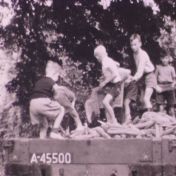 Kenteken: A 45500; Mc Cormick, foto: Still uit GAVA-film AV7018