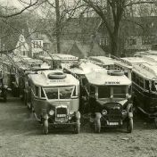 Kenteken: A 14764; Oldehove, Leeuwarden 1932, Vooraan v.l.n.r.: B-5908, Chevrolet A-14764 en B-12165. Linksachter de B-11703, foto: H.E. Boonstra