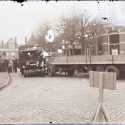 Kenteken: A 17439; Aanrijding tussen twee vrachtauto's op de hoek van de Emmastraat en de Wilhelminastraat te Meppel, foto: D. Strijker; Fotograaf: Klaas van Buiten