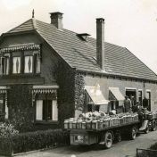 Kenteken: A 17278; Melkfabriek van Eisden in Blijham. foto: <a href='https://www.facebook.com/StreekhistorieBellingwedde/' target='_blank'>facebookpagina Oud Bellingwedde</a>