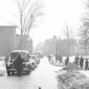 Kenteken: A 26905; International, Moesstraat, begrafenis met korpseer brigadier Knip, met erewacht en saluut bij politiepost Moesstraat, 27-02-1956 (2437-1944.jpg)