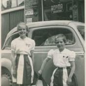 Kenteken: A 17002; Skoda 1100, v.l.n.r. Peta en Anneke Hopma, Hogestraat, Loppersum, ca. 1955, foto: <a href='https://beeldbank.hvloppersum.nl/items/show/2740' target='_blank'>Historische vereniging Loppersum</a>