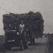 Kenteken: A 40034; foto: still uit de film "Een boerenbedrijf in ’t Oldambt", H. Aling, 1948-1949, coll. GrA (2209-13421)