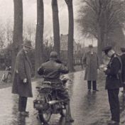 Kenteken: A 11735; Motor, foto: still uit de film "Dorpsfilm Hoogkerk", P. Mulder, 1936-1938, coll. GrA (2209-AV0010)