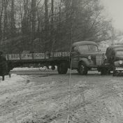 Kenteken: A 20608; Volvo A-17879 en Studebaker A-20608 Winschoten, 11-03-1953, foto uit archief Kantongerecht Winschoten; uitsnede 154-8_85.jpg