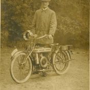 Kenteken: A 1568; H. E. Hoving met Douglasmotor, Berg en Dal 18-07-1919, foto uit archief W. A. Scholten (100-362)