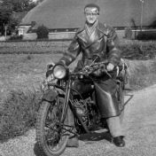 Kenteken: A 2483; uitsnede foto J. K. Deen