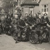 Kenteken: A 35940; Ariël, start Wimpeltocht, Veendam, 1951, foto: S. Abels