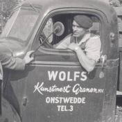 Kenteken: A 15914; Chevrolet, foto: still uit de film "Onstwedde paraat" G. Molenaar, A.C.F.O., 1955 coll. GrA (2209-AV11306)