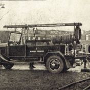 Kenteken: A 27203; Foto 2: Ford V8, Eemsbode 26-03-1937, foto: W. Schuitema