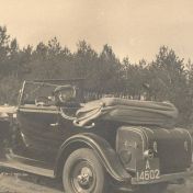 Kenteken: A 14602; dhr. Krul in zijn Opel, foto: J. C. Bezemer