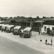 Kenteken: A 38158; Busstation Gado Winschoten, ca 1950 (818-17649)