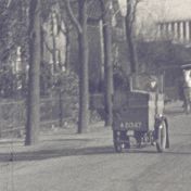 Kenteken: A 21347; Motorbakfiets met Pieter Vos, Halmstraat, Hoogkerk, foto: still uit de film "Dorpsfilm Hoogkerk", P. Mulder, 1936-1938, coll. GrA (2209-AV0010)