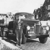 Kenteken: A 39319; Geert Smit naast de International, foto: R. Koers