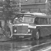 Kenteken: A 38829; Kromhout bus, uitstapje ouden van dagen, 1950, foto: uitsnede 2248-1106.jpg; Fotograaf: Fotobedrijf Piet Boonstra