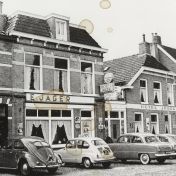 Kenteken: A 19784; Marktplein, Winschoten, zuidgedeelte met hotel E. Jager, foto: collectie CHC Oldambt (5-0952.jpg)
