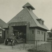 Kenteken: A 15122; Middelstum, Brandspuit in brandspuithuis ca. 1930 (818-9820)
