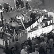 Kenteken: A 49385; Vrachtwagen beladen met carillon, Groninge, Grote Markt, 02-02-1952, foto: uitsnede 2248-2579.jpg; Fotograaf: Fotobedrijf Piet Boonstra