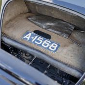 Kenteken: A 1568; Kentekenplaat in de kofferbak van de Citroën Traction Avant, foto: <a href='https://2cvgarage.nl/' target='_blank'>website 2cvgarage</a>
