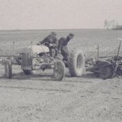 Kenteken: A 5996; Ford Dearborn tractor, foto: still uit de film "Boerderij, ploegen e.d. onbekend", 1950-1954, coll. GrA (2209-1075)