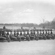 Kenteken: A 32708; Gemeentepolitie afdeling Verkeer, motor- en verkeersagenten met Harley Davidson motoren met zijspan. 03-04-1952 (2437_1587); Fotograaf: Gemeentepolitie