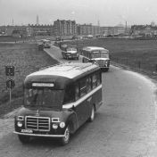 Kenteken: A 38824; Dodge, Bedumerweg, bussen van Marne en E.S.A. 1951. (1785-29089); Fotograaf: Fotobedrijf Piet Boonstra