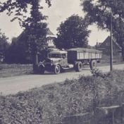 Kenteken: A 18982; foto: still uit de film "De Groningsche reinigingsdienst, voorheen en thans" , C.R. Tiddens, 1936-1949, coll. GrA (2209-AV0061)