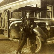 Kenteken: A 16233; Henk Lucas naast de Ford, foto: archief W. Mollema